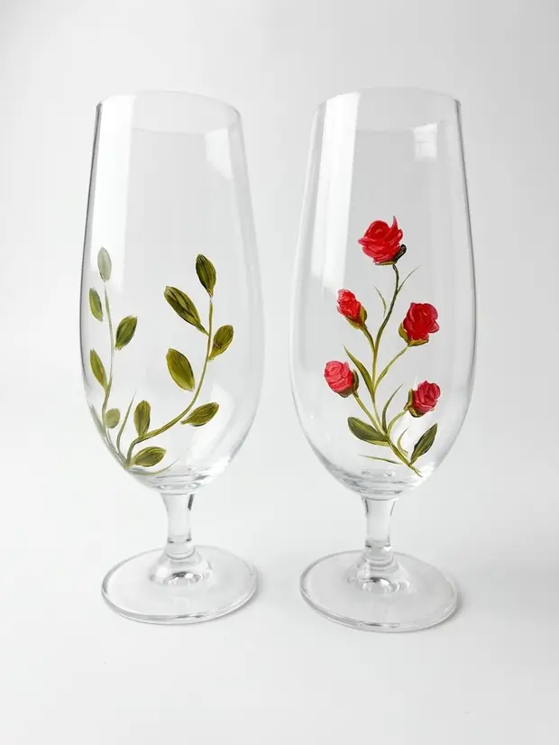 Taças pintadas à mão com rosas vermelhas